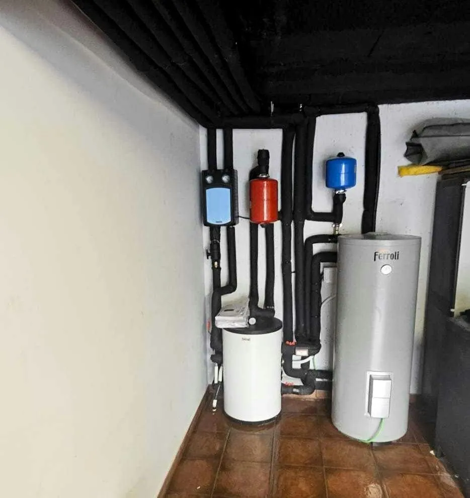 Depósito de agua caliente Ferroli y depósito de inercia instalados