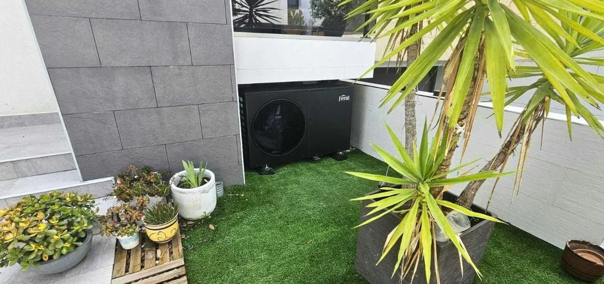 Unidad exterior de aerotermia Ferroli en el jardín de una vivienda unifamiliar de Madrid
