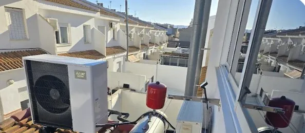 Unidad exterior de aerotermia instalada en la azotea del cliente